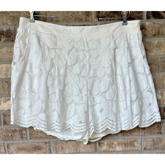 Torrid Women Shorts Size 1 PLUS 1X White Floral Overlay Lace Elastic Waist Skort - Picture 4 of 11